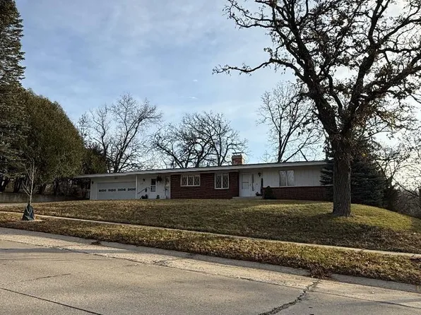722 Ridge Rd, Decorah, IA 52101