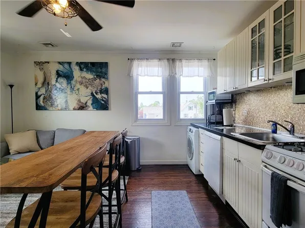 11 Hammond St #3, Newport, RI 02840