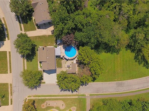 2nd image of 305 NW 39th St