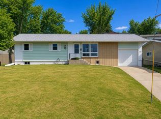 425 11th Ave NE, Minot, ND 58703