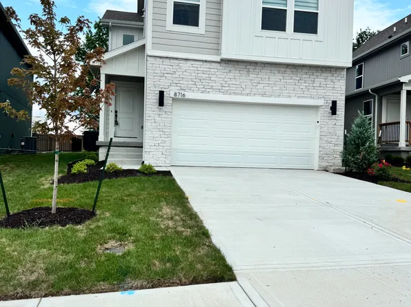 8716 SW Edgewater Dr, Blue Springs, MO 64064