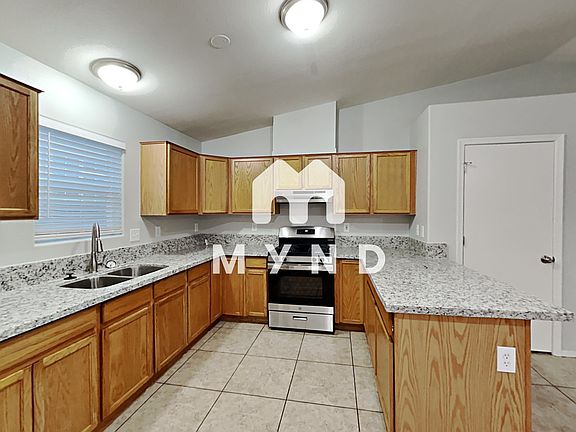 5th image of 1025 Lawry Ave