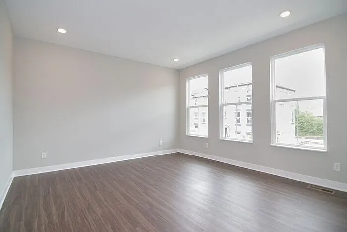 933 Yorkshire Ln — Photo 3