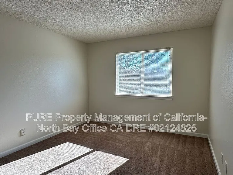 15 Regents Cir — Photo 17
