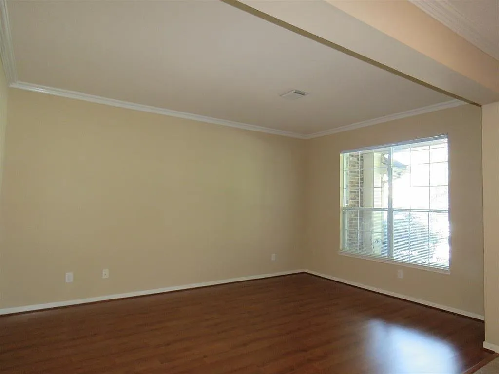 4 bed, 2.5 bath, 2794 sqft, $2,400 — Photo 4