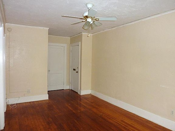 3rd image of 226 13th Ave NE APT 5