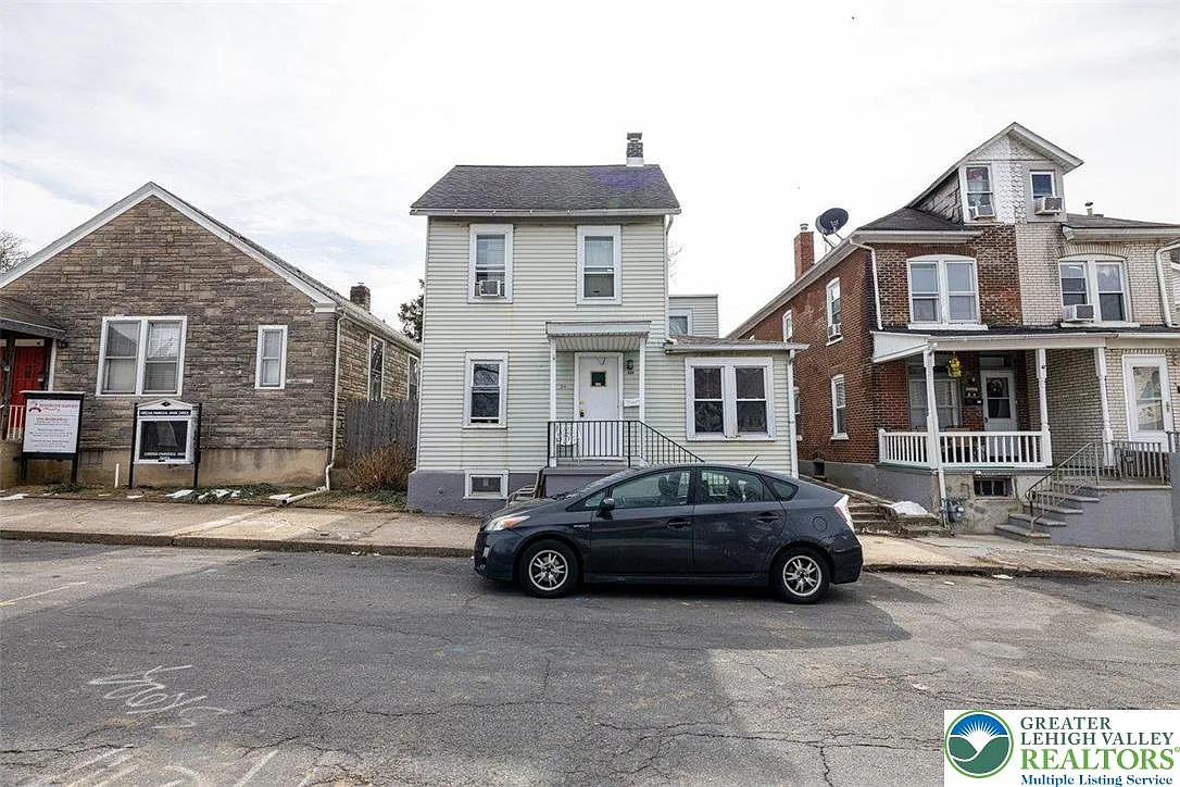 334 E Walnut St photo 1