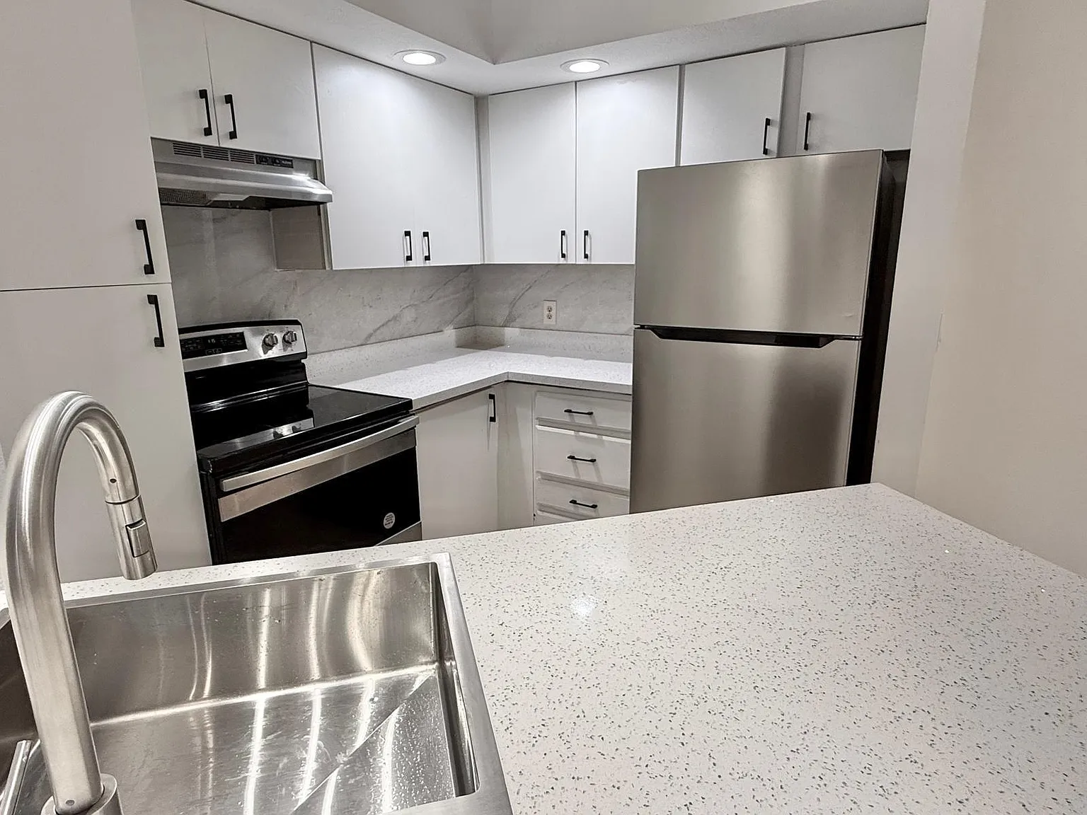 1 bed, 1.0 bath, 712 sqft, $1,800 — Photo 2