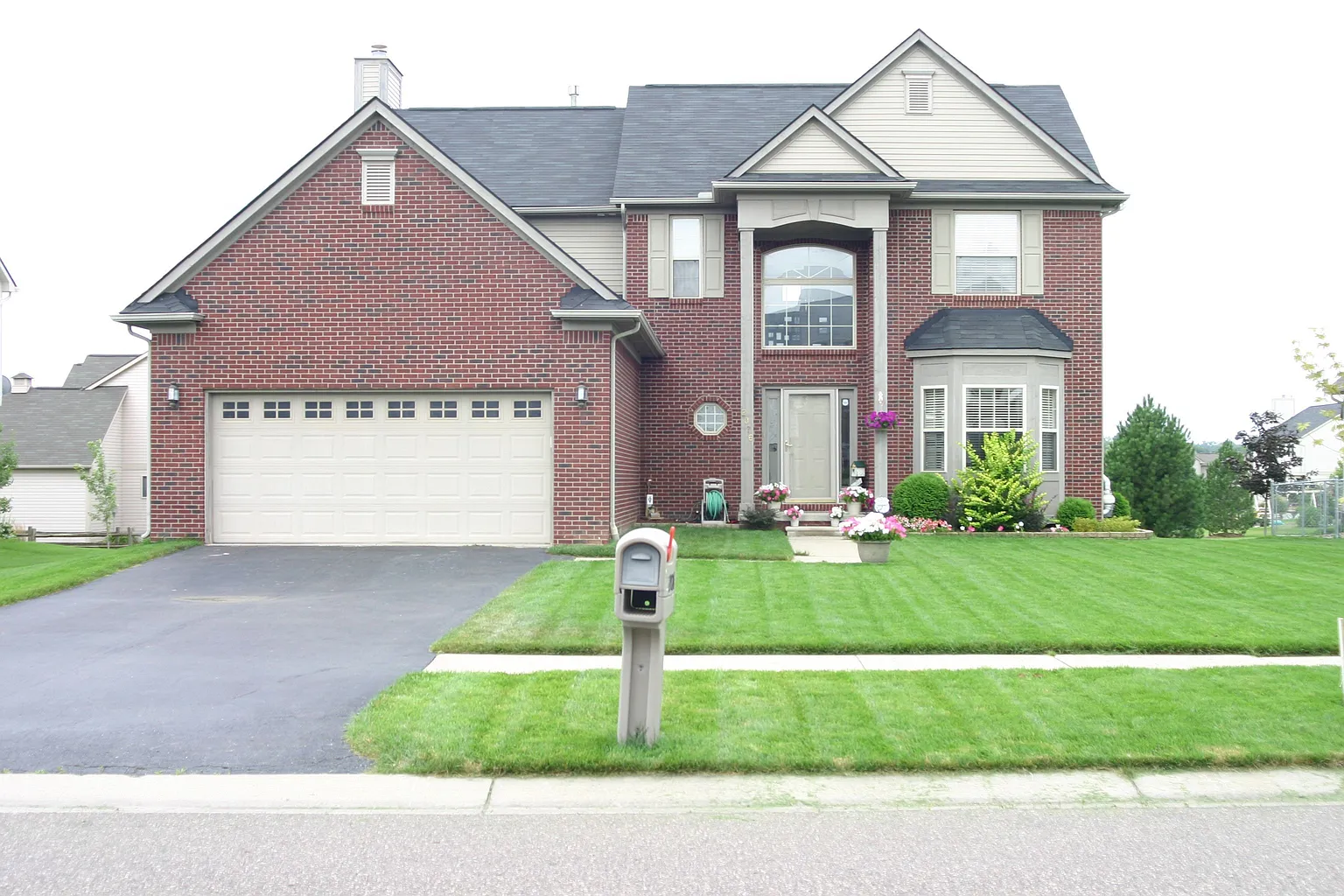 2076 Marie Dr photo 1