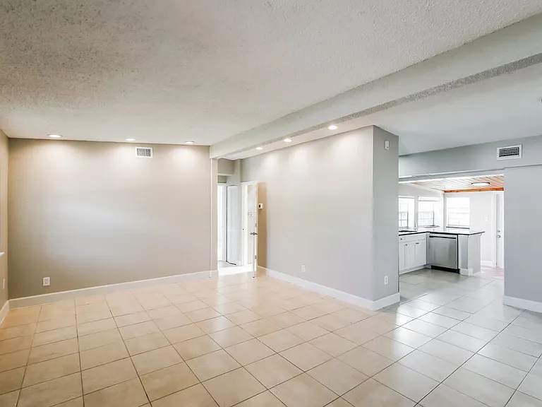 5319 NE 17th Ave — Photo 3