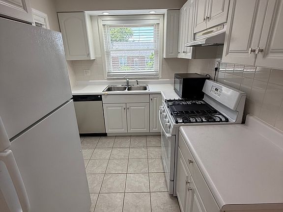 3rd image of 818 S Brentwood Blvd #3A
