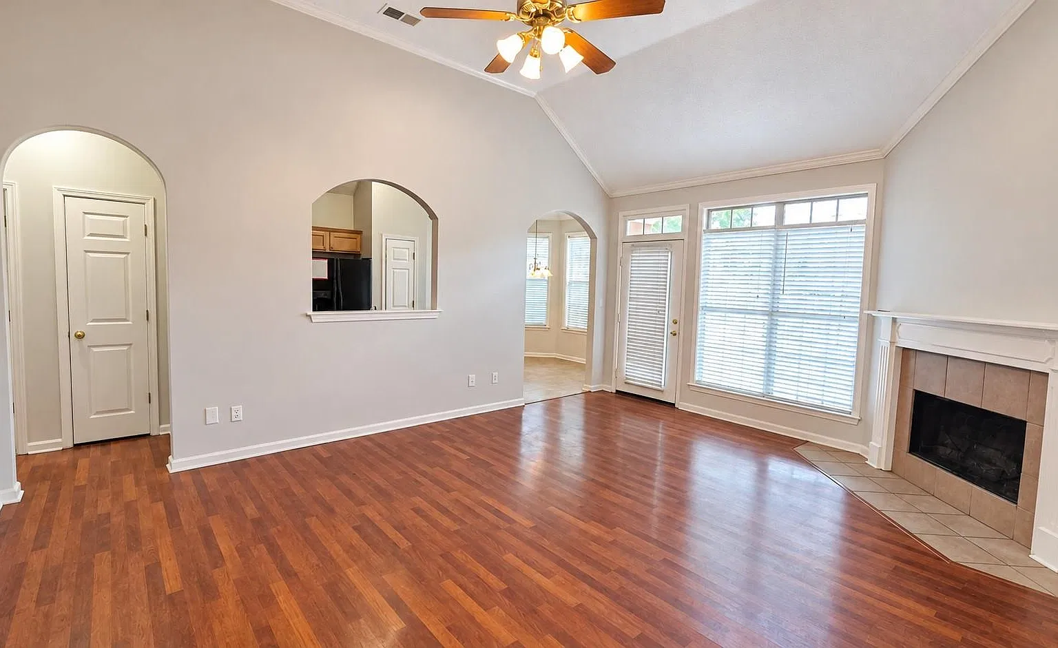 3 bed, 2.0 bath, 1501 sqft, $1,695 — Photo 2