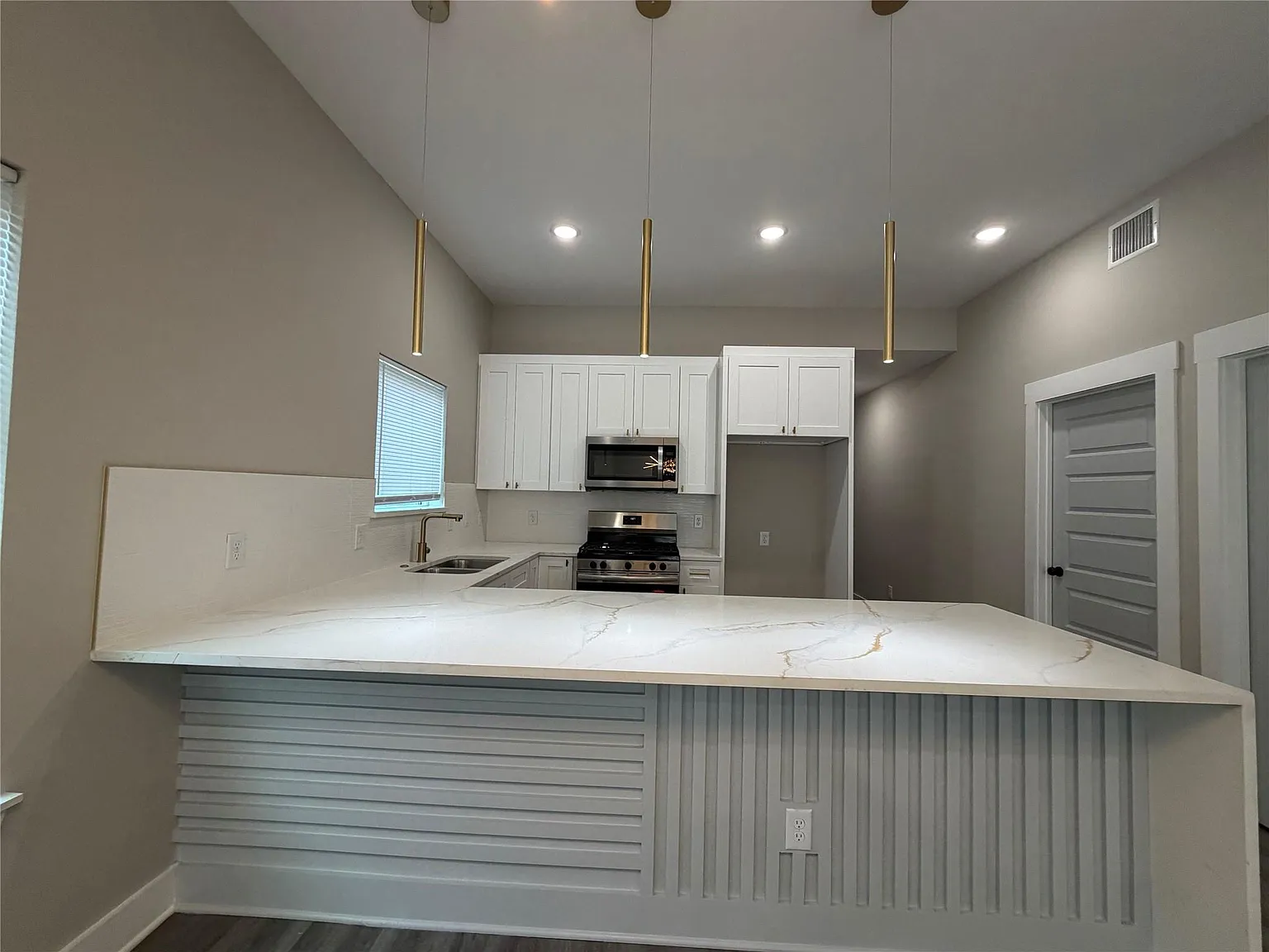 2 bed, 2.0 bath, 2252 sqft, $1,695 — Photo 2