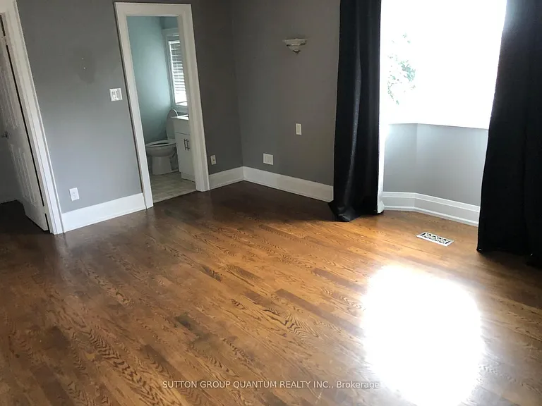 135 Mowat Cres — Photo 7