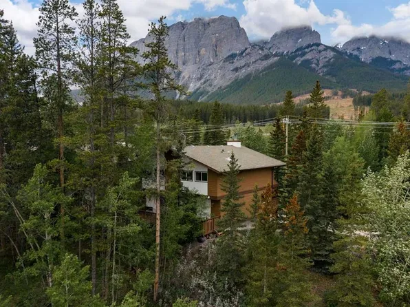 1061 W Evergreen Cir #1, Canmore, AB T1W 2R2