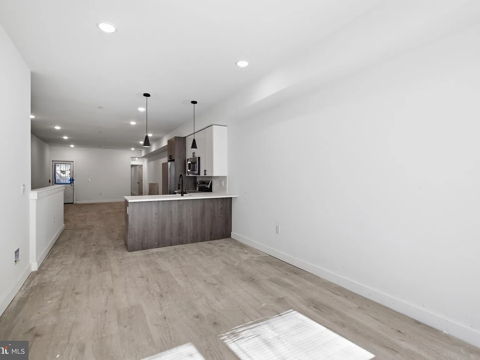 3 bed, $1,800 — Photo 1