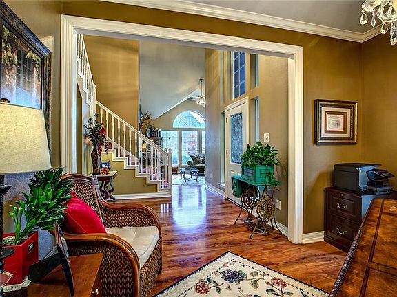 5th image of 105 Sceptre Dr