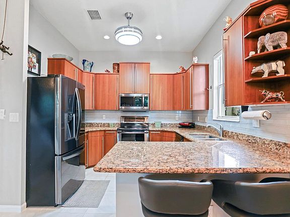 4th image of 3028 NE 5th Terrace #12