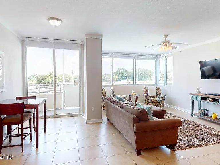 2060 Beach Blvd #103 — Photo 10