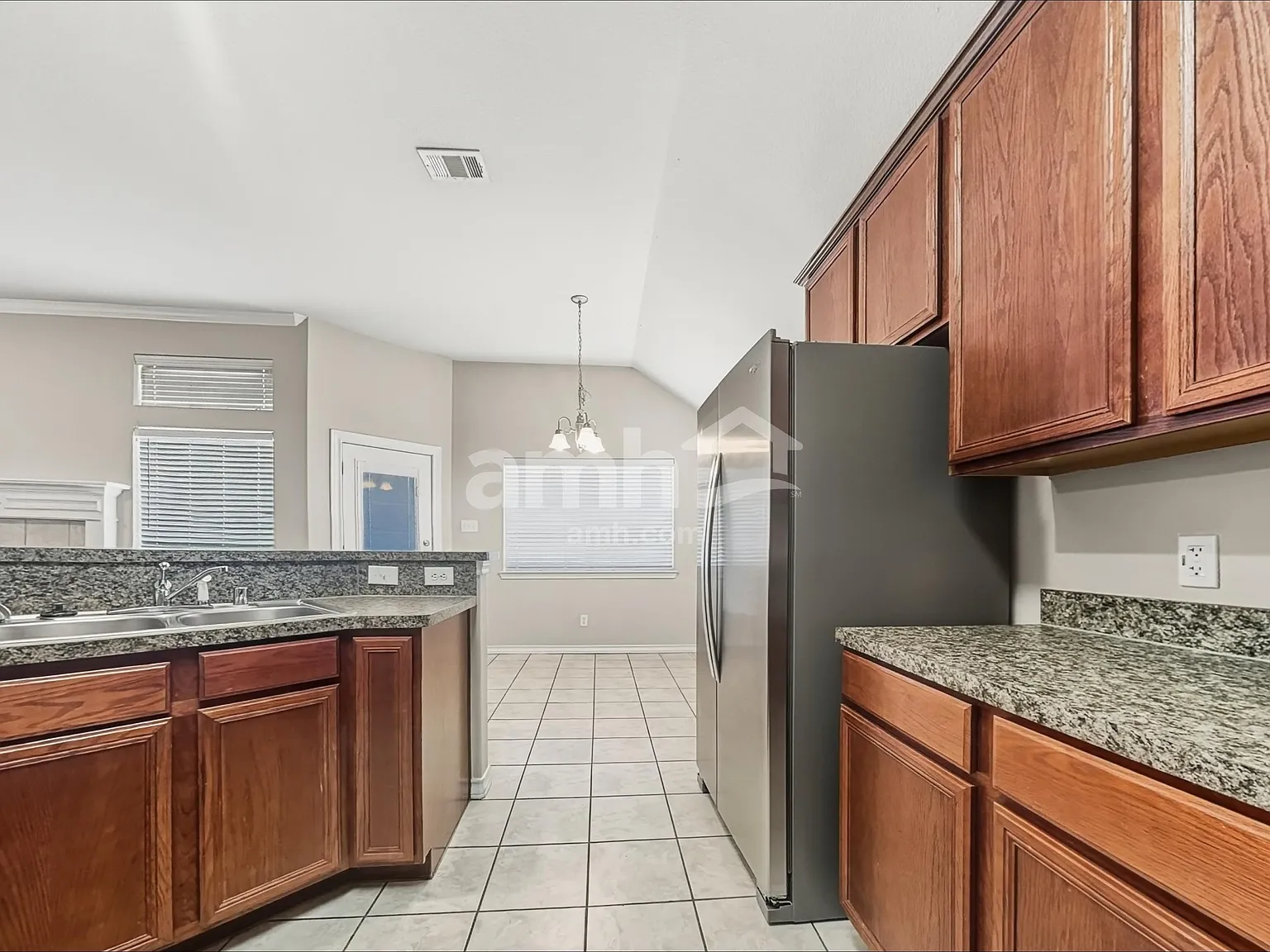 3 bed, 2.0 bath, 2050 sqft, $2,295 — Photo 3