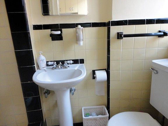 3rd image of 4614 Vernon Blvd APT 1R