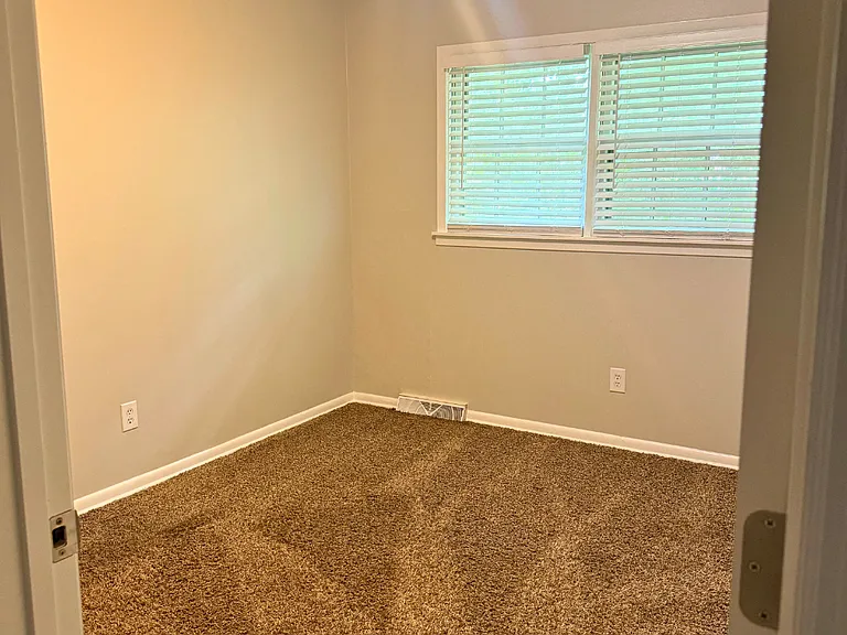 2370 Roberts Ln — Photo 9