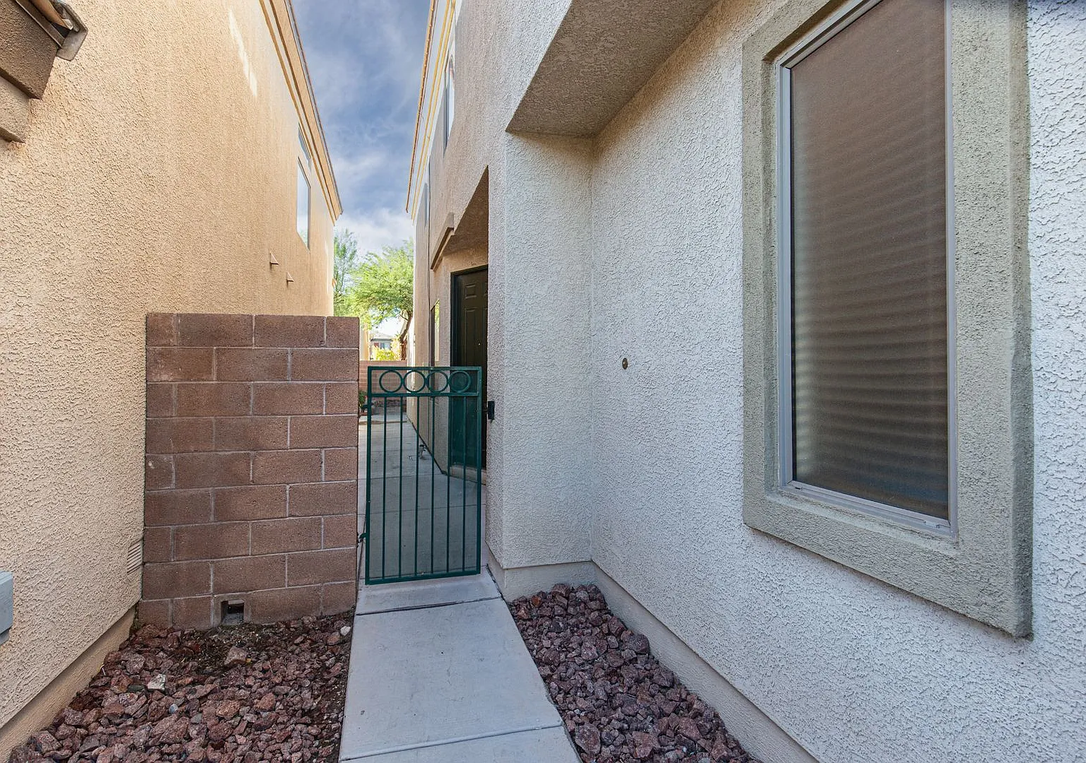 Gated 3 br SW home — Photo 3