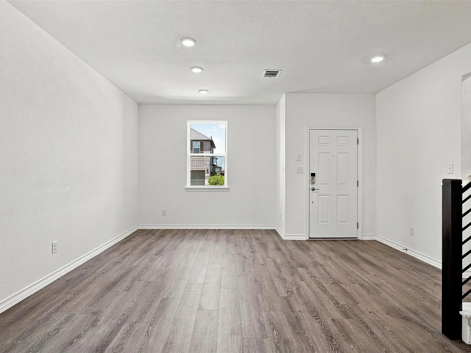 4 bed, 3.0 bath, 1931 sqft, $2,350 — Photo 3