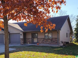 103 12th St SW, Sioux Center, IA 51250
