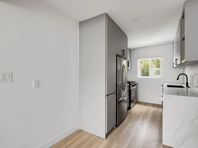 1210-1224 Felspar St — Photo 3