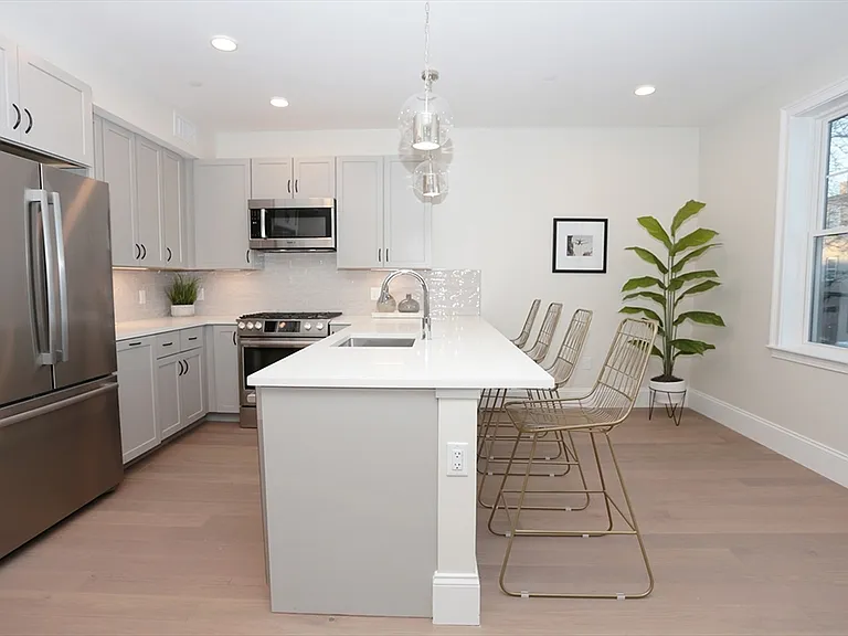 336 Chelsea St #ST — Photo 4