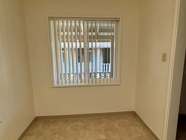 Golden Lantern Apartments — Photo 13