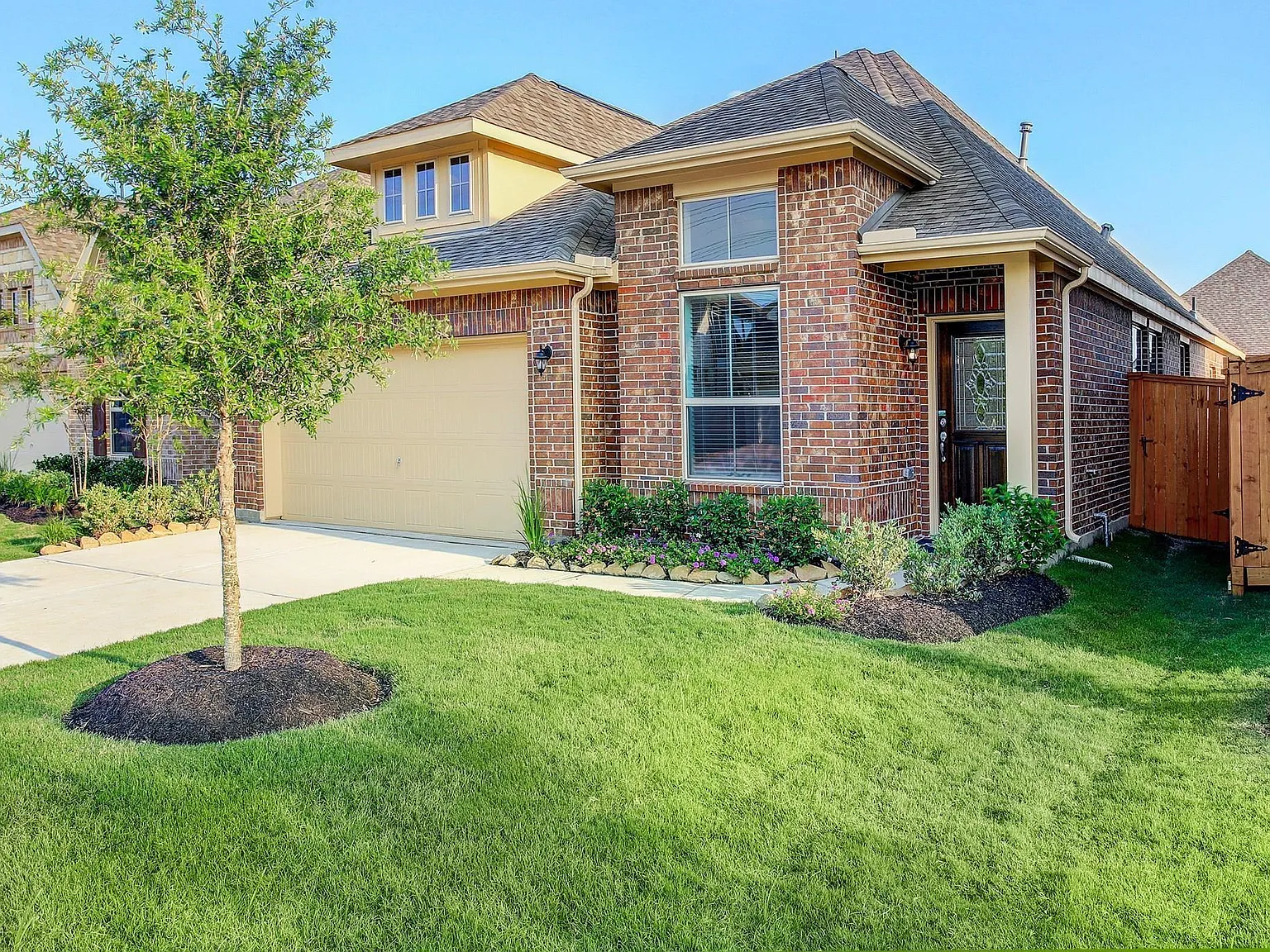4 bed, 2.0 bath, 1854 sqft, $2,295 — Photo 2