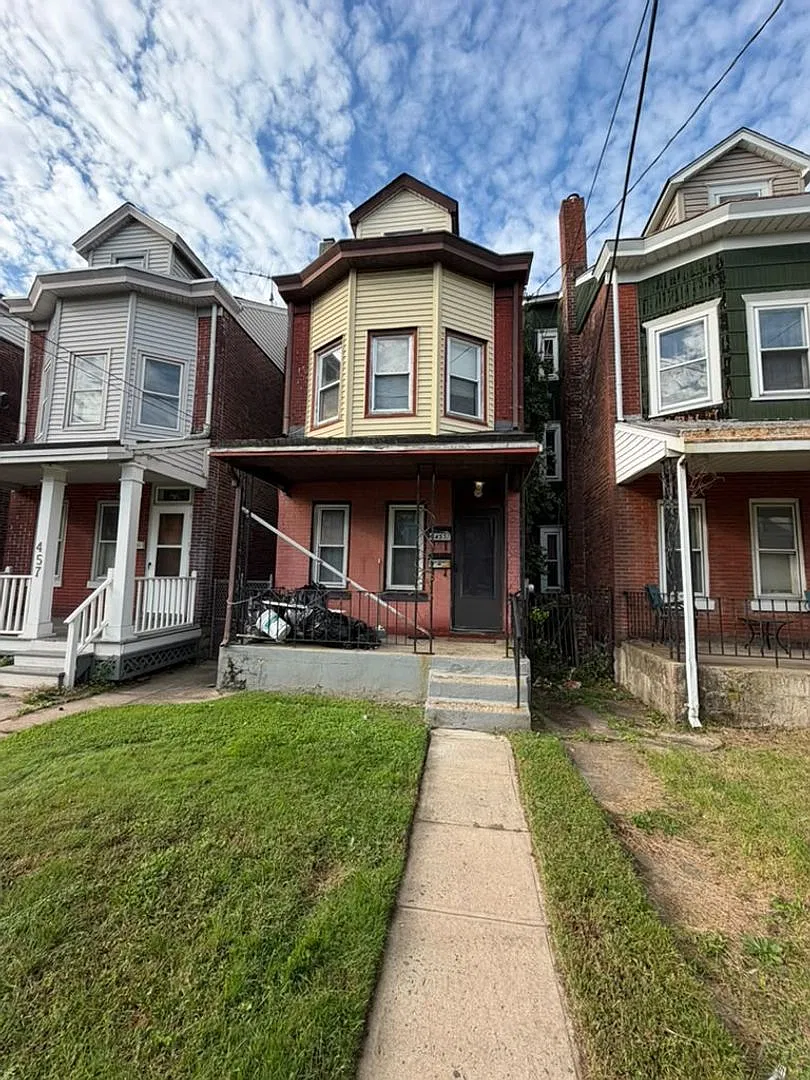 455 S. Olden Ave — Photo 2