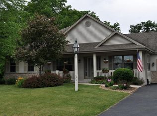 575 W Red Pine Cir, Dousman, WI 53118