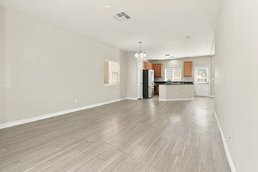 4 bed, 3.0 bath, 2007 sqft, $2,350 — Photo 4