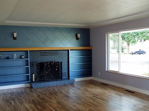 Living room w/ fireplace