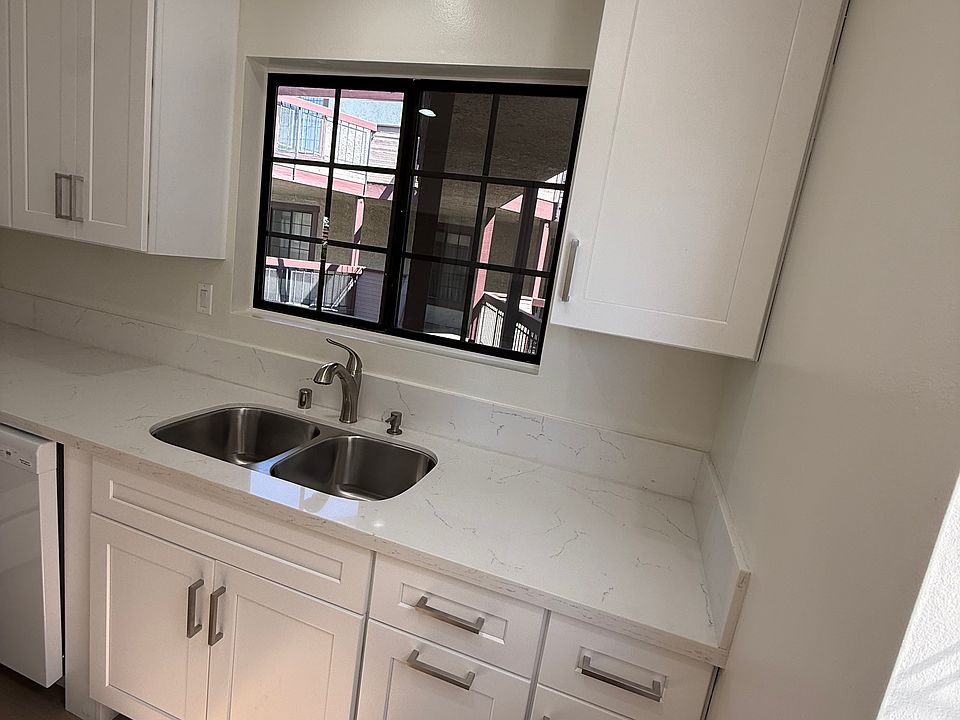 Renovated, new Kitchen.