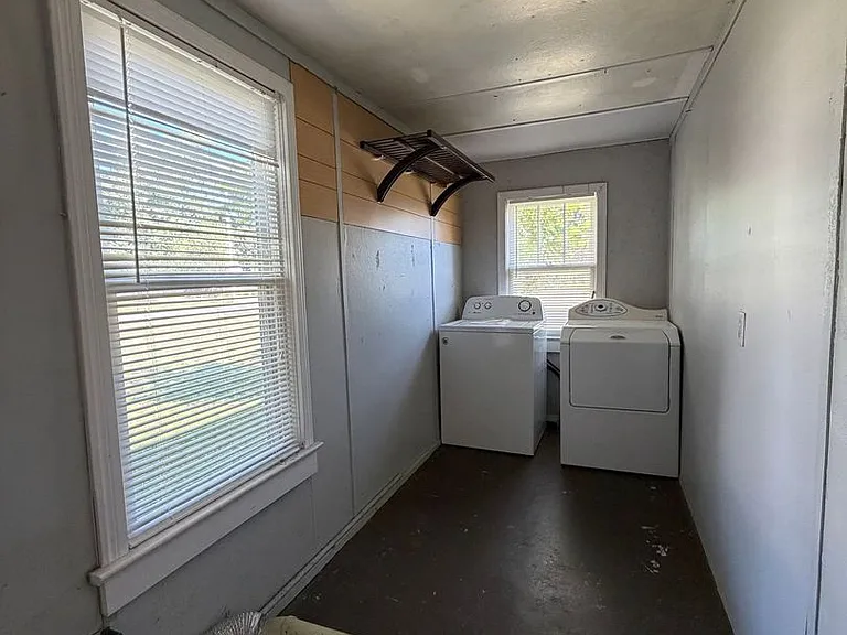 403 SW East St — Photo 13