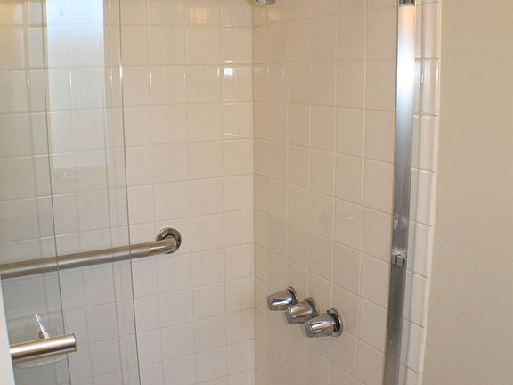 4th image of 902 Peninsula Ave APT 202
