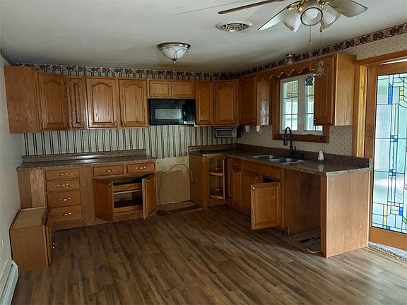 3rd image of 140 Red Fox Rd