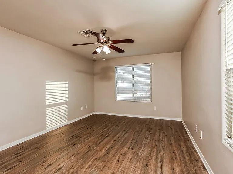 8237 W Kittiwake Ln — Photo 9