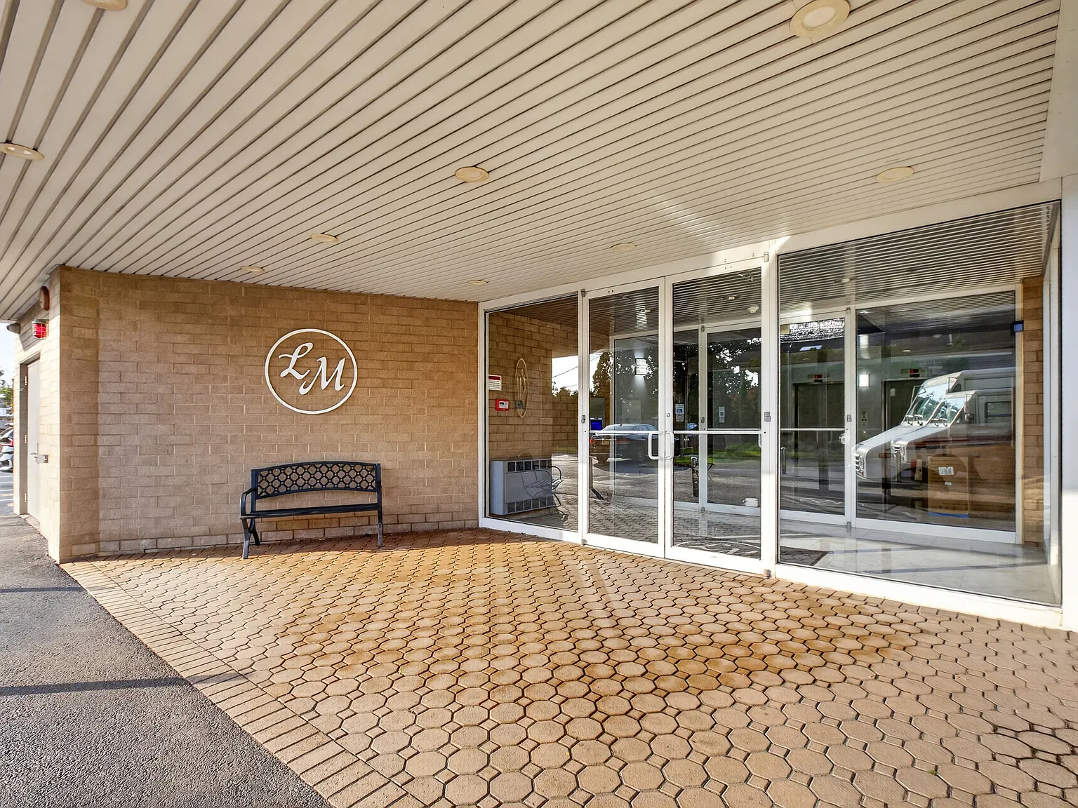 3 bed, $4,700 — Photo 2