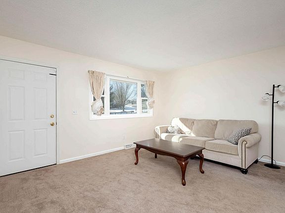 3rd image of 1204 Spruce Hills Dr