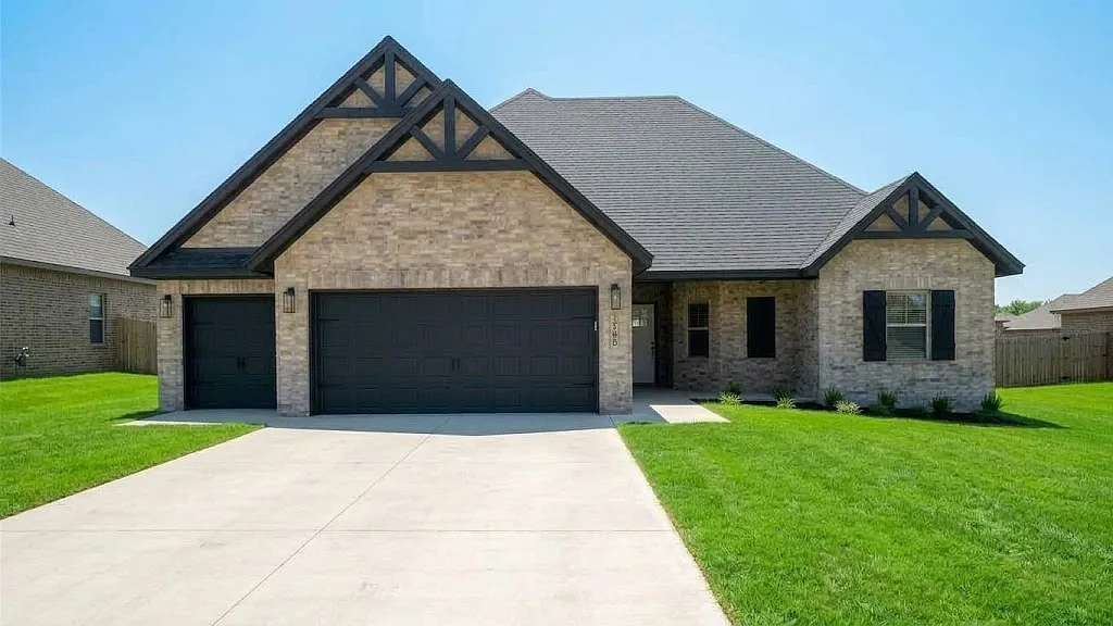 4 bed, 2176 sqft, $2,400 — Photo 1