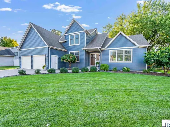 19 Omega Ct, North Mankato, MN 56003