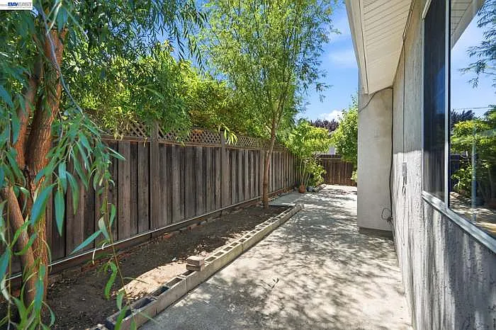1318 Hudson St — Photo 13