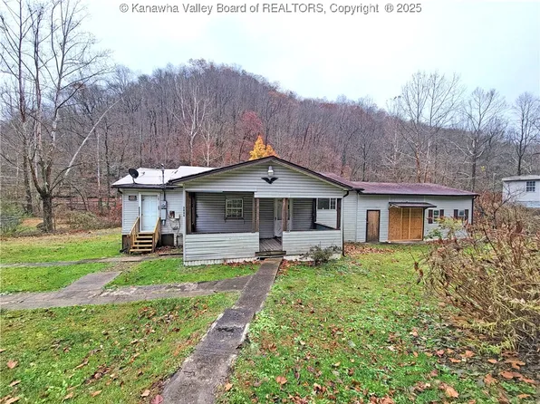 3045 Fields Creek Rd, Winifrede, WV 25214