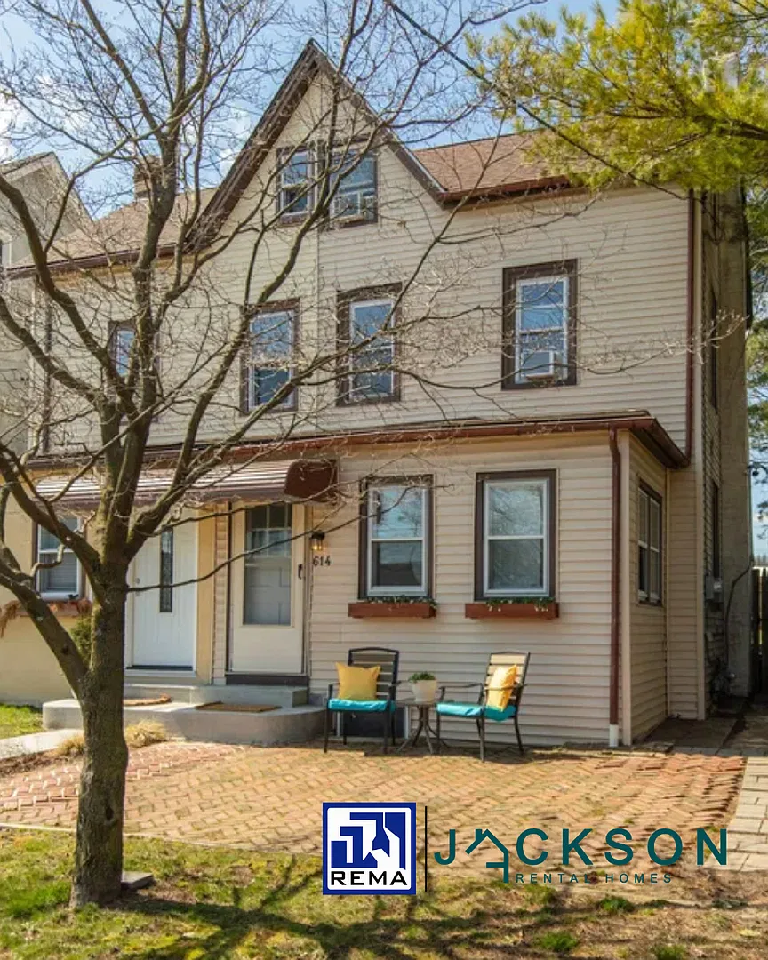 614 Roosevelt Ave, 4 bedrooms, 2 bathrooms Home — Photo 2