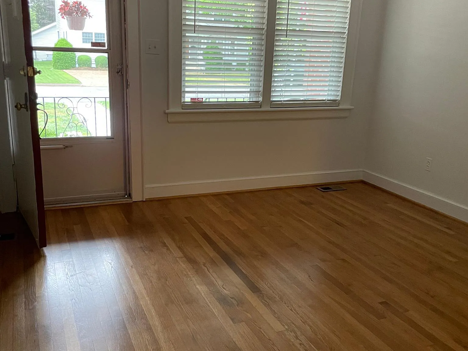 405 Sussex Dr — Photo 3